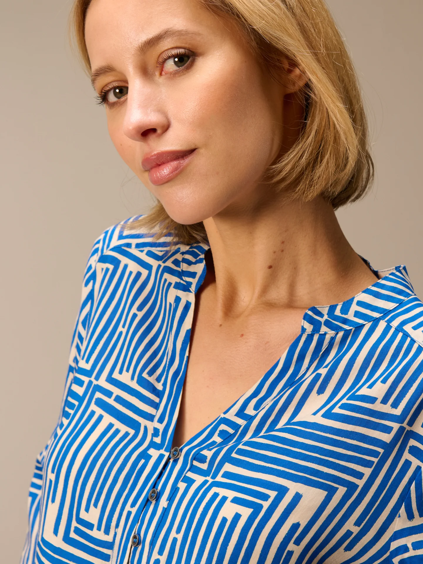 Bluse mit Stehkragen - Image 9