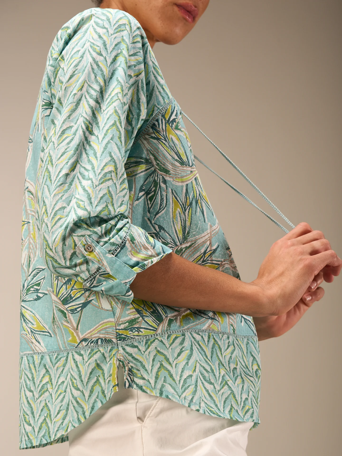 Bluse mit V-Ausschnitt - Image 10