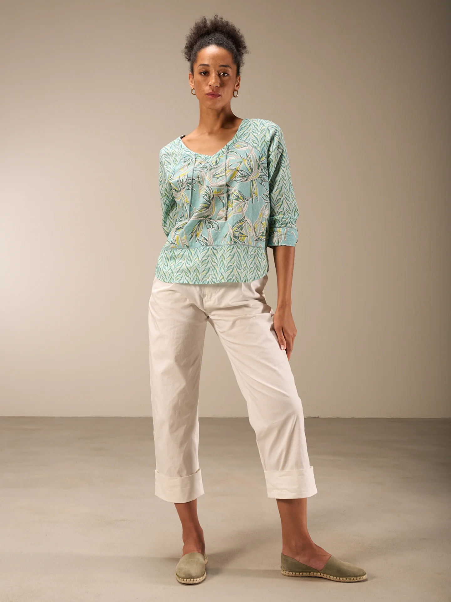 Bluse mit V-Ausschnitt - Image 11