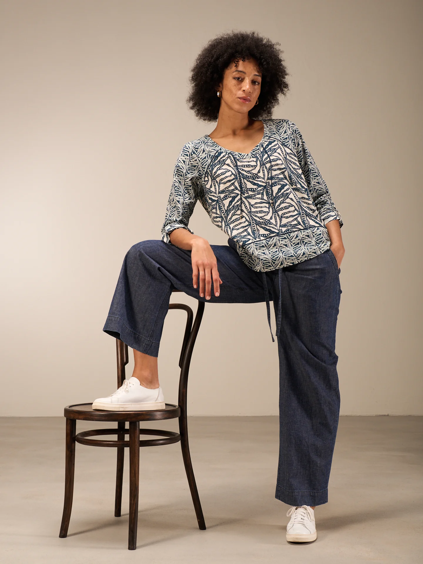 Bluse mit V-Ausschnitt - Image 4