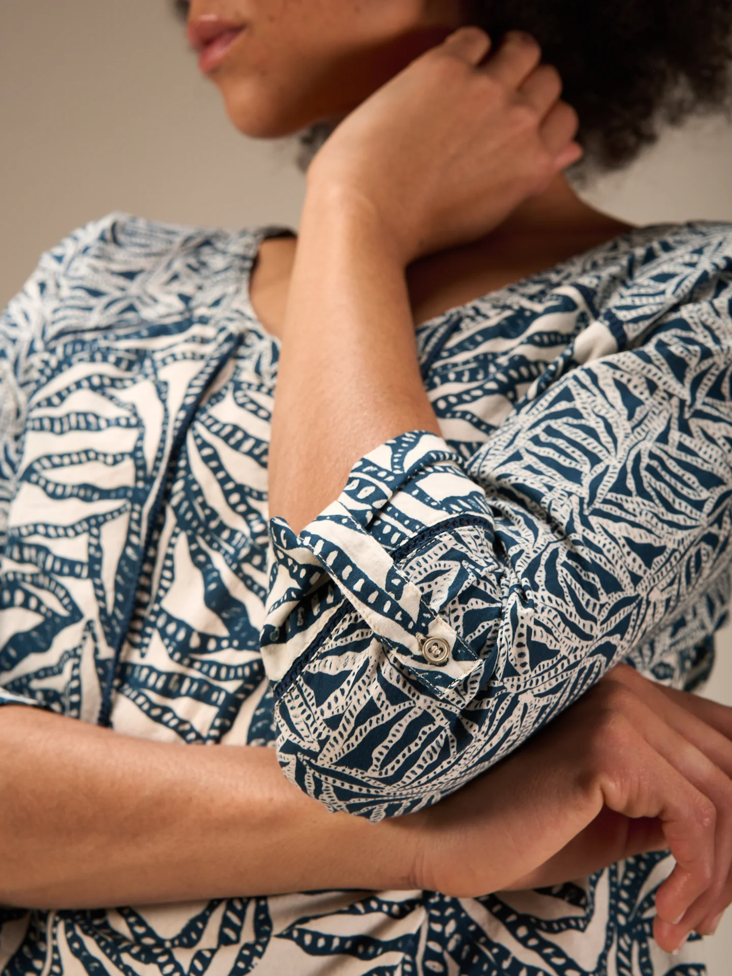 Bluse mit V-Ausschnitt - Image 5