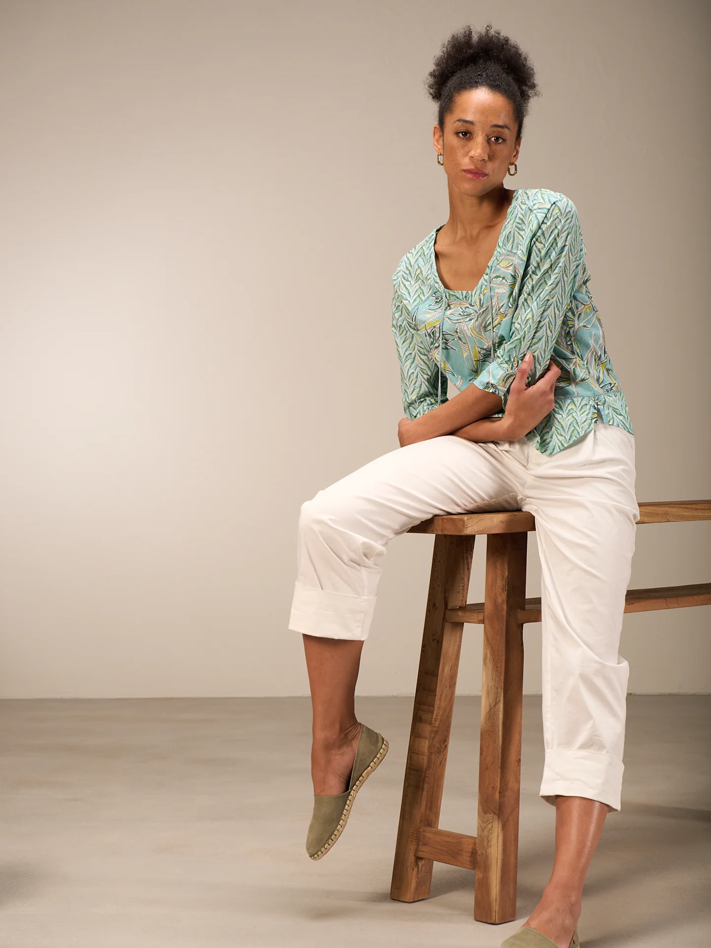 Bluse mit V-Ausschnitt - Image 8