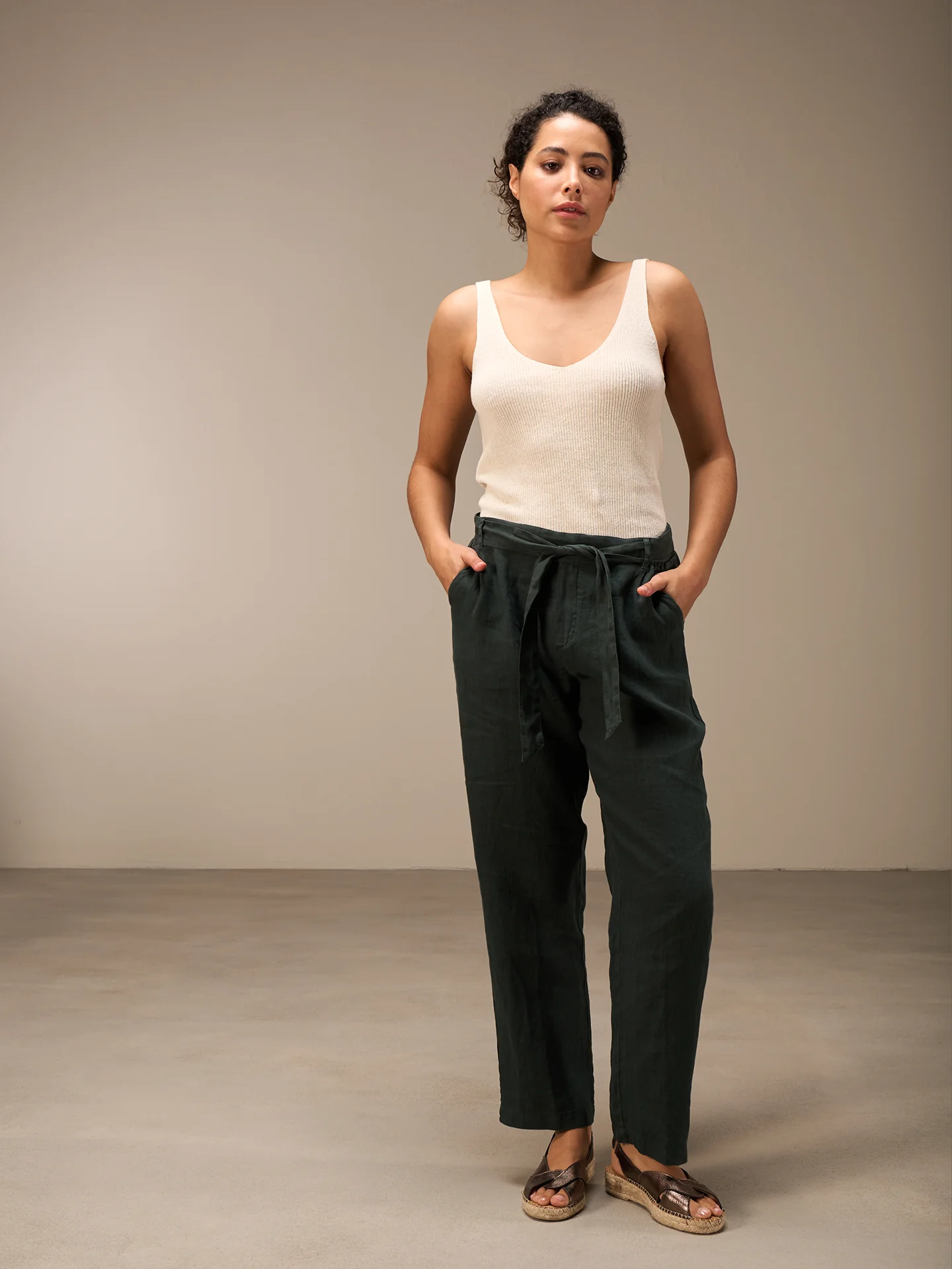 Hose mit Gürtel - Image 18