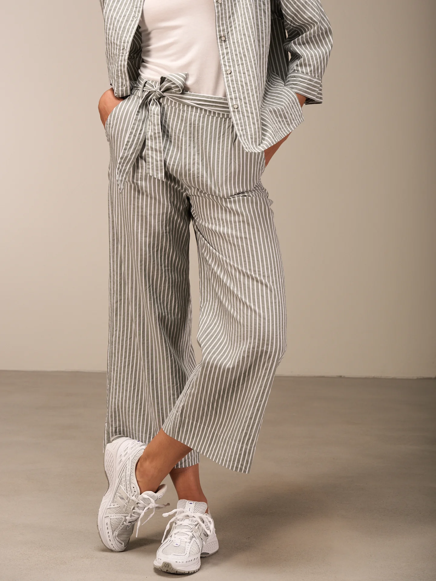 Hose mit Gürtel - Image 6