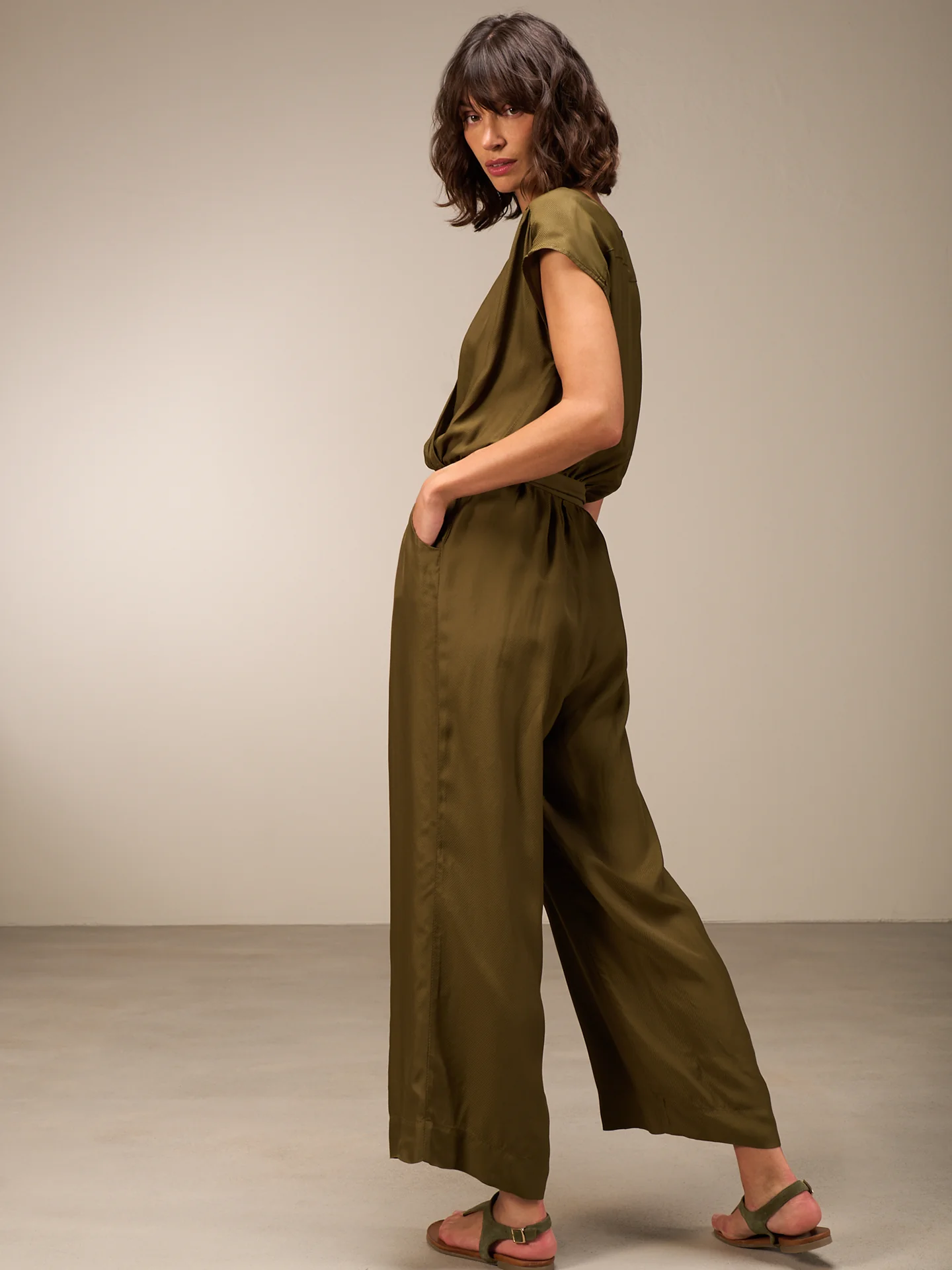 Jumpsuit mit V-Ausschnitt - Image 3