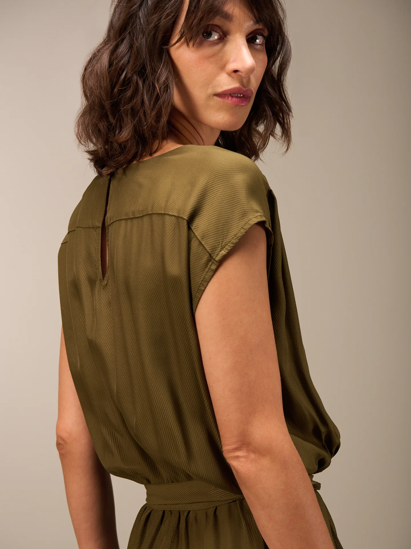 Jumpsuit mit V-Ausschnitt - Image 4