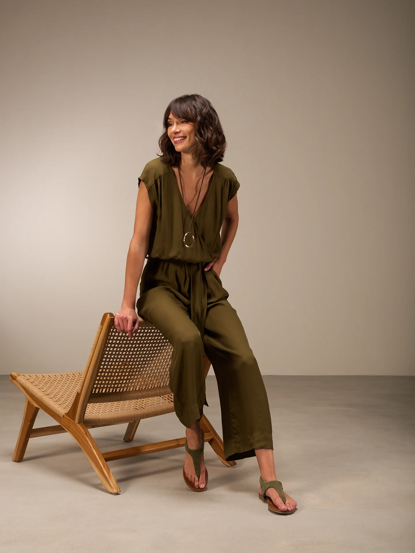 Jumpsuit mit V-Ausschnitt - Image 5