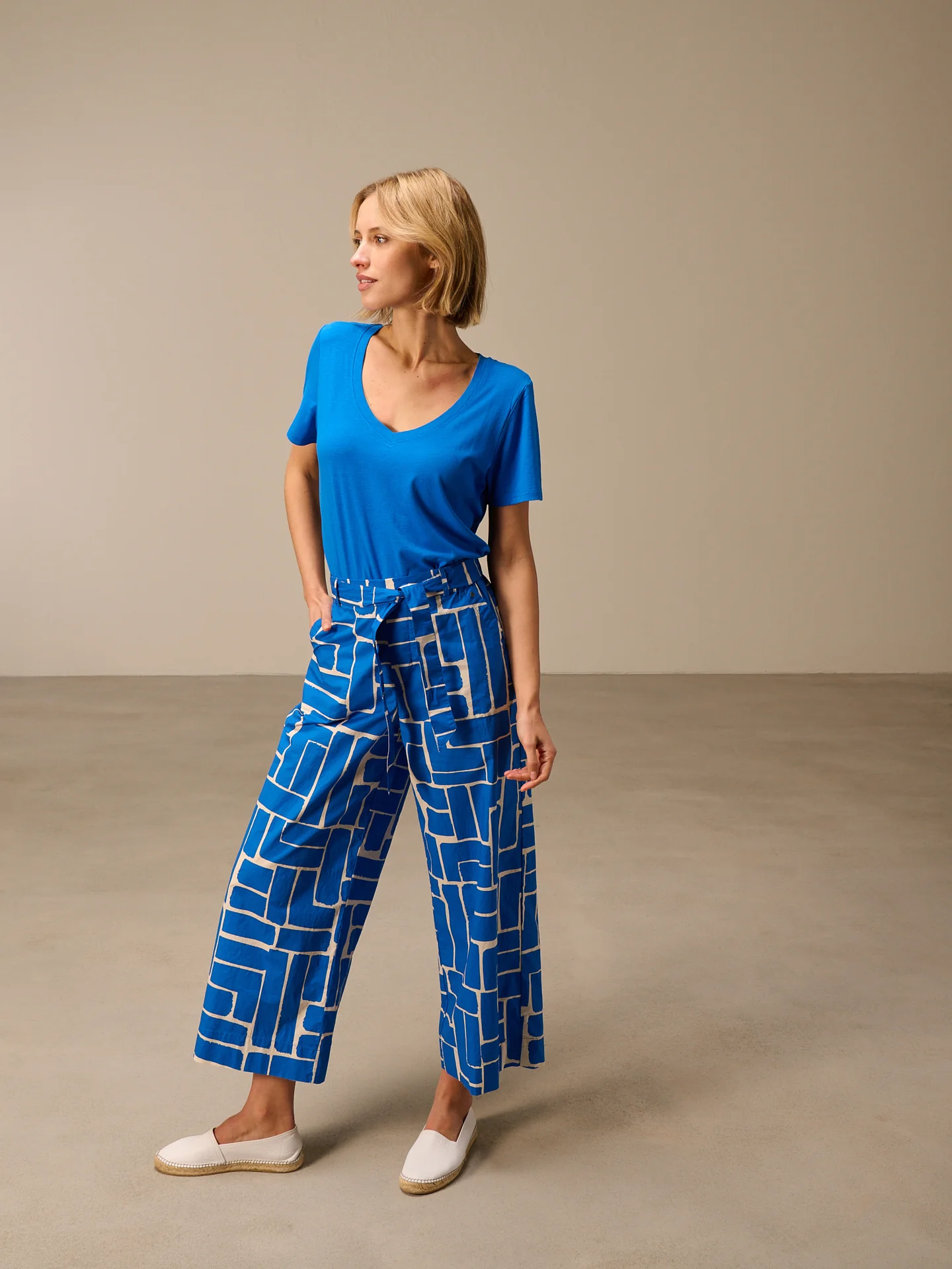 Shirt mit V-Ausschnitt - Image 12