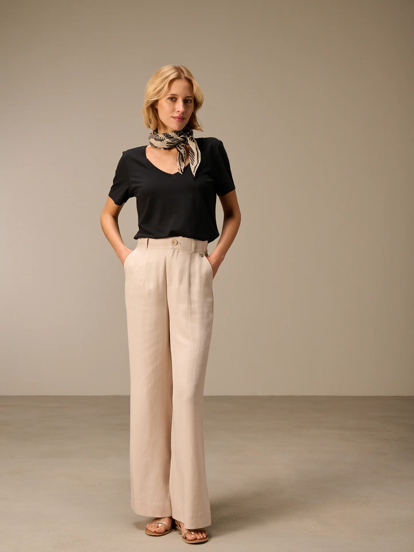 Shirt mit V-Ausschnitt - Image 4