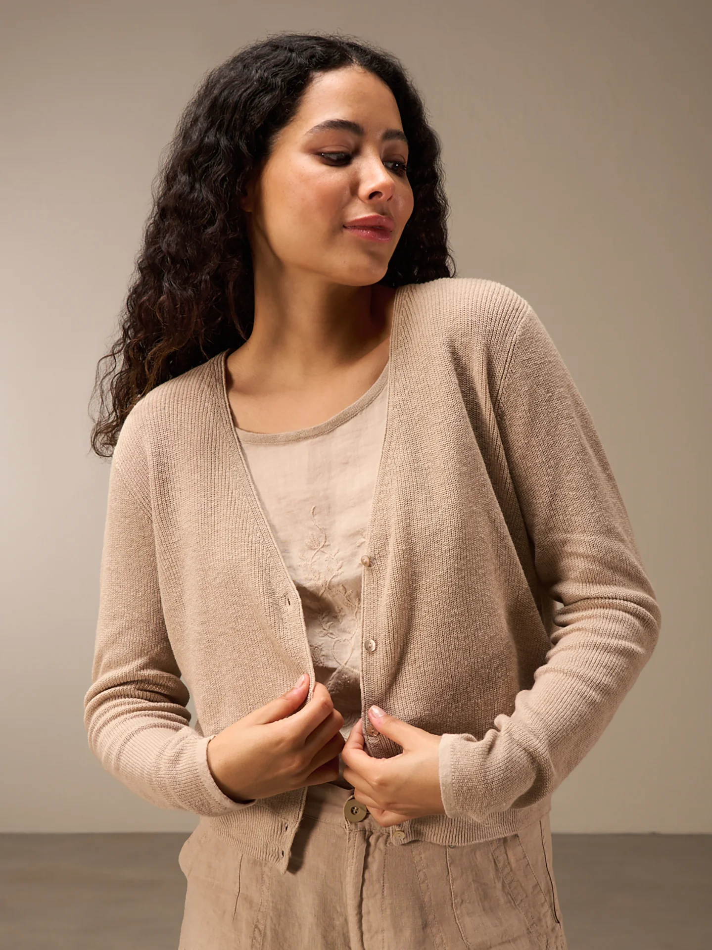 Strickjacke mit Knopfverschluss - Image 5