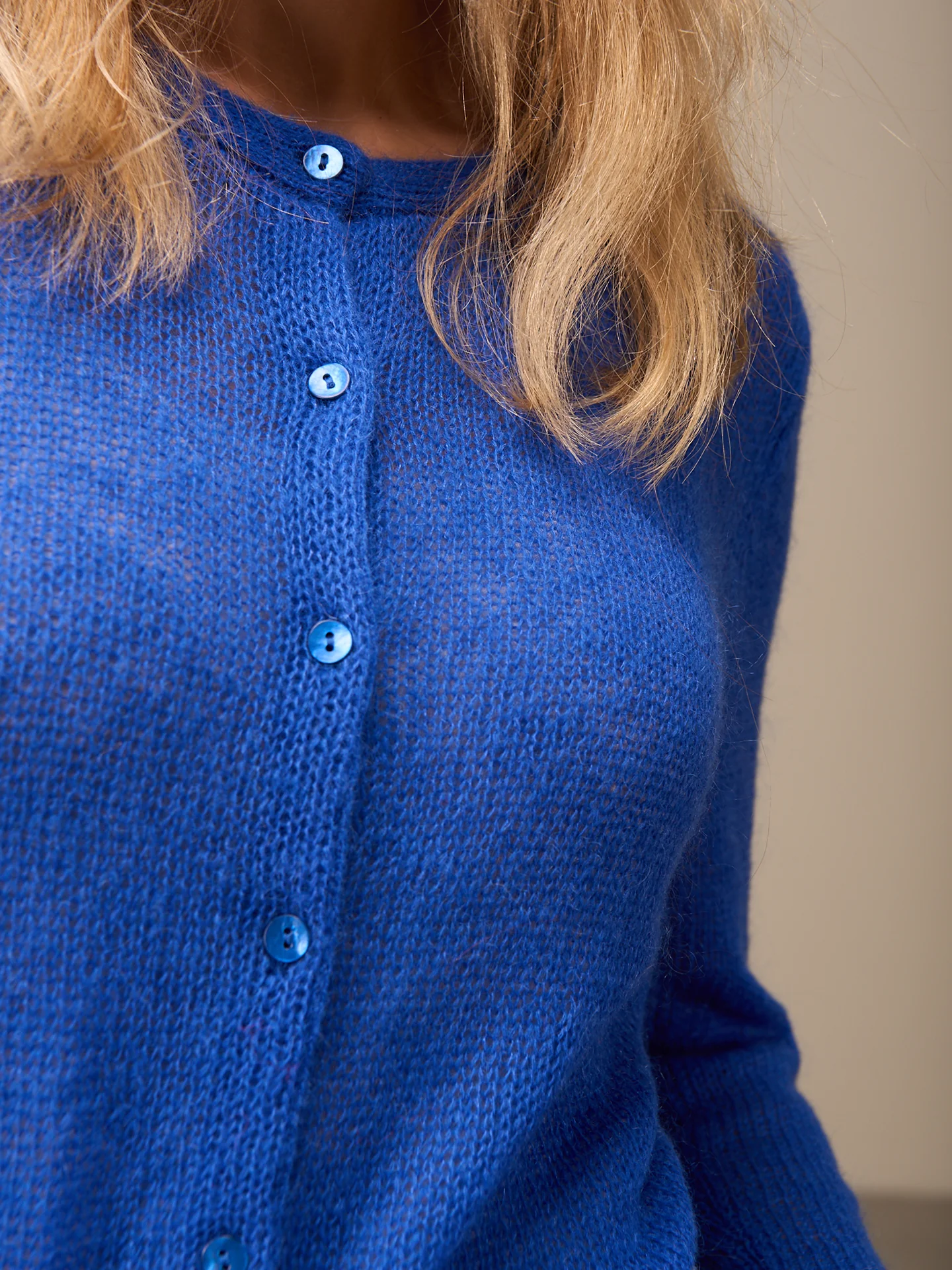 Strickjacke mit Knopfverschluss - Image 11