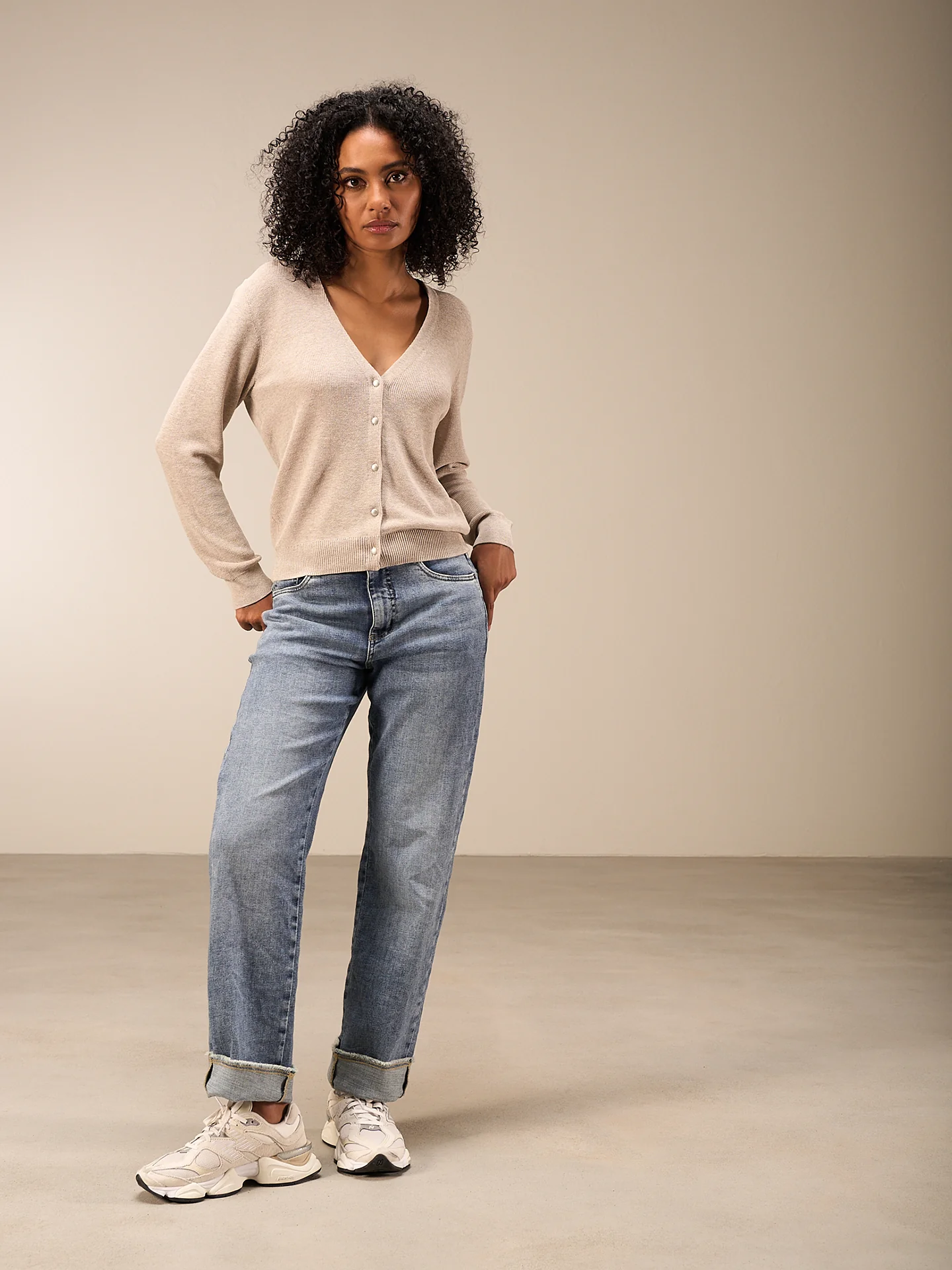 Strickjacke mit V-Ausschnitt - Image 10