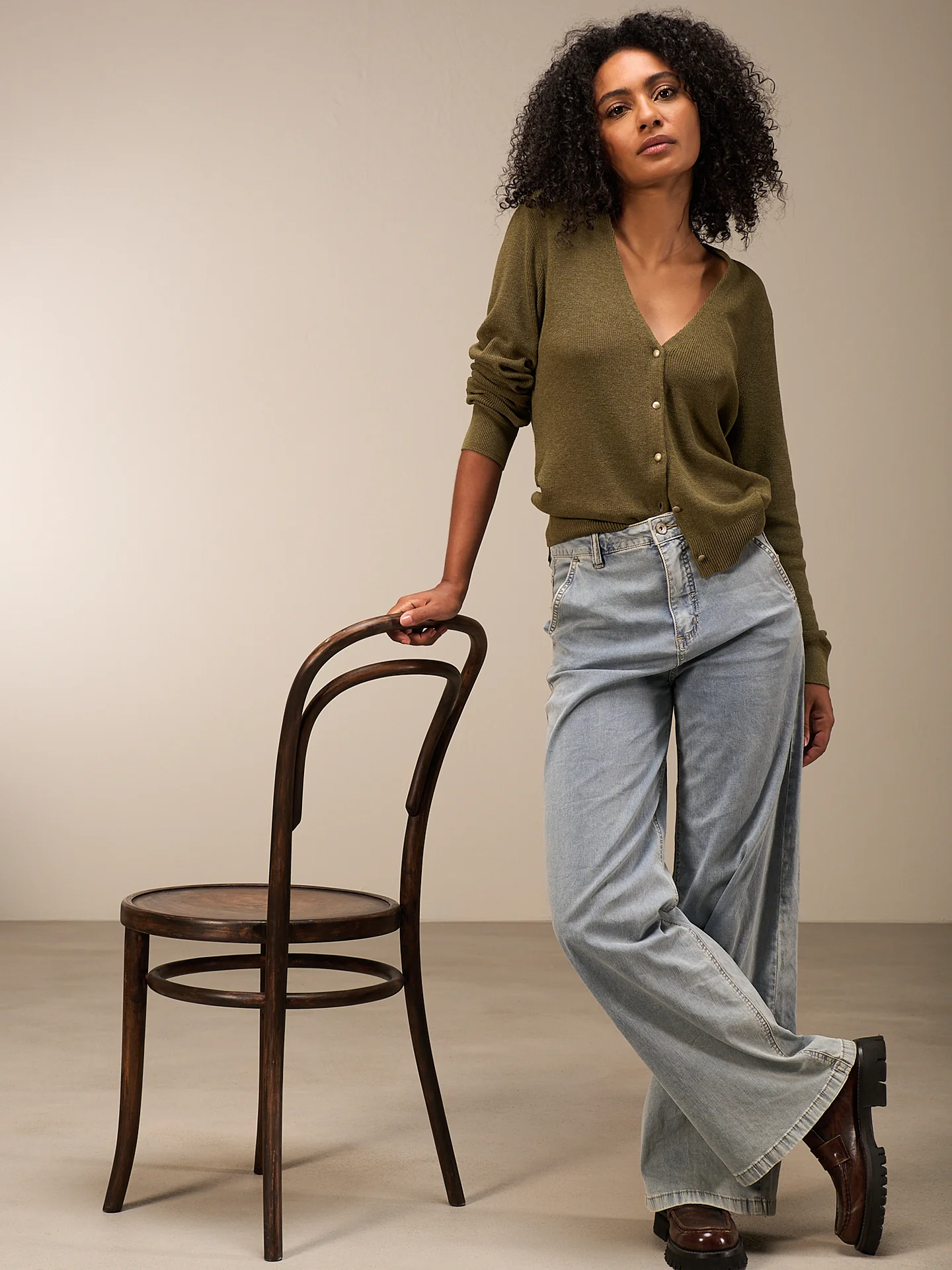 Strickjacke mit V-Ausschnitt - Image 12