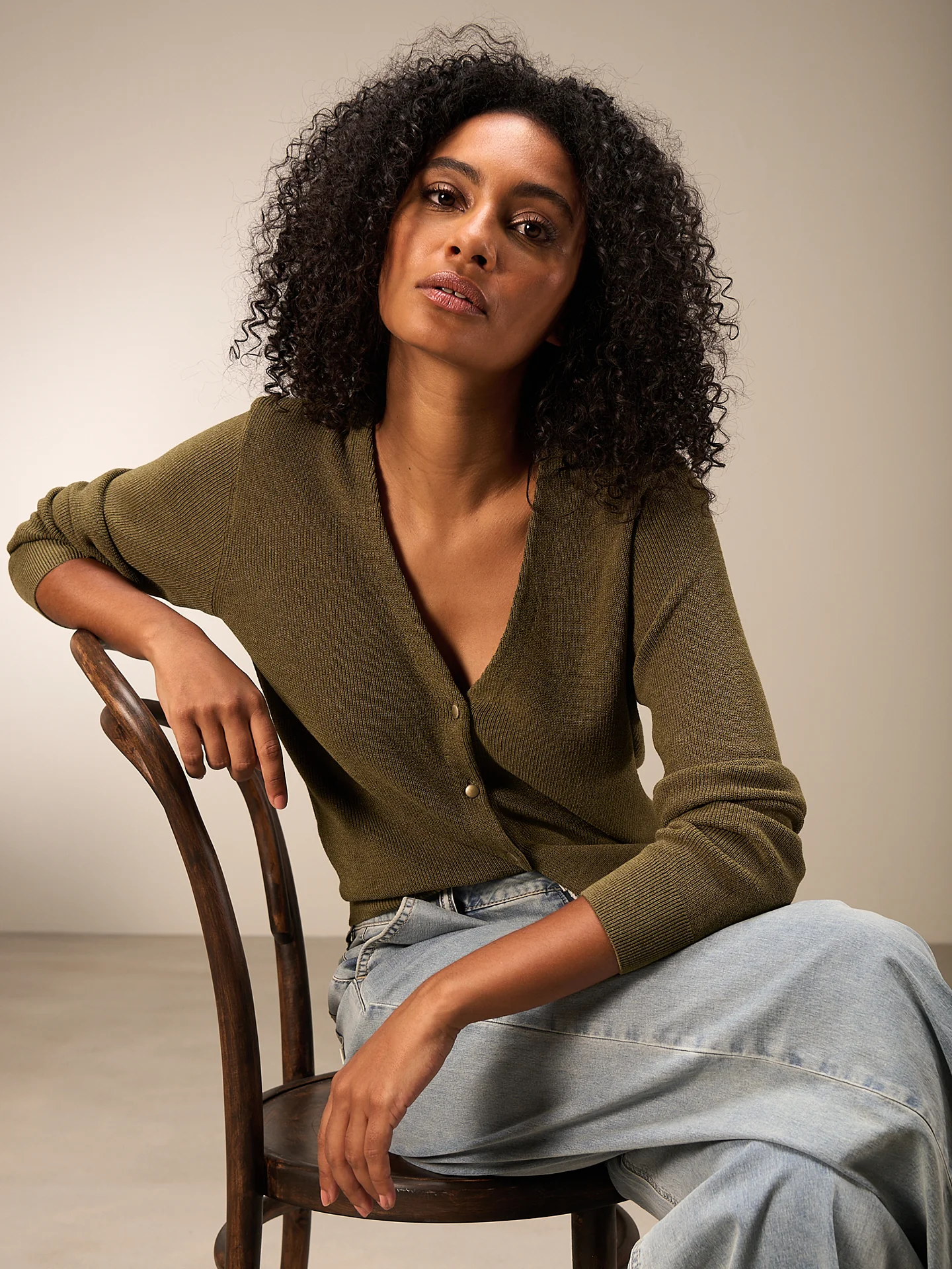 Strickjacke mit V-Ausschnitt - Image 15