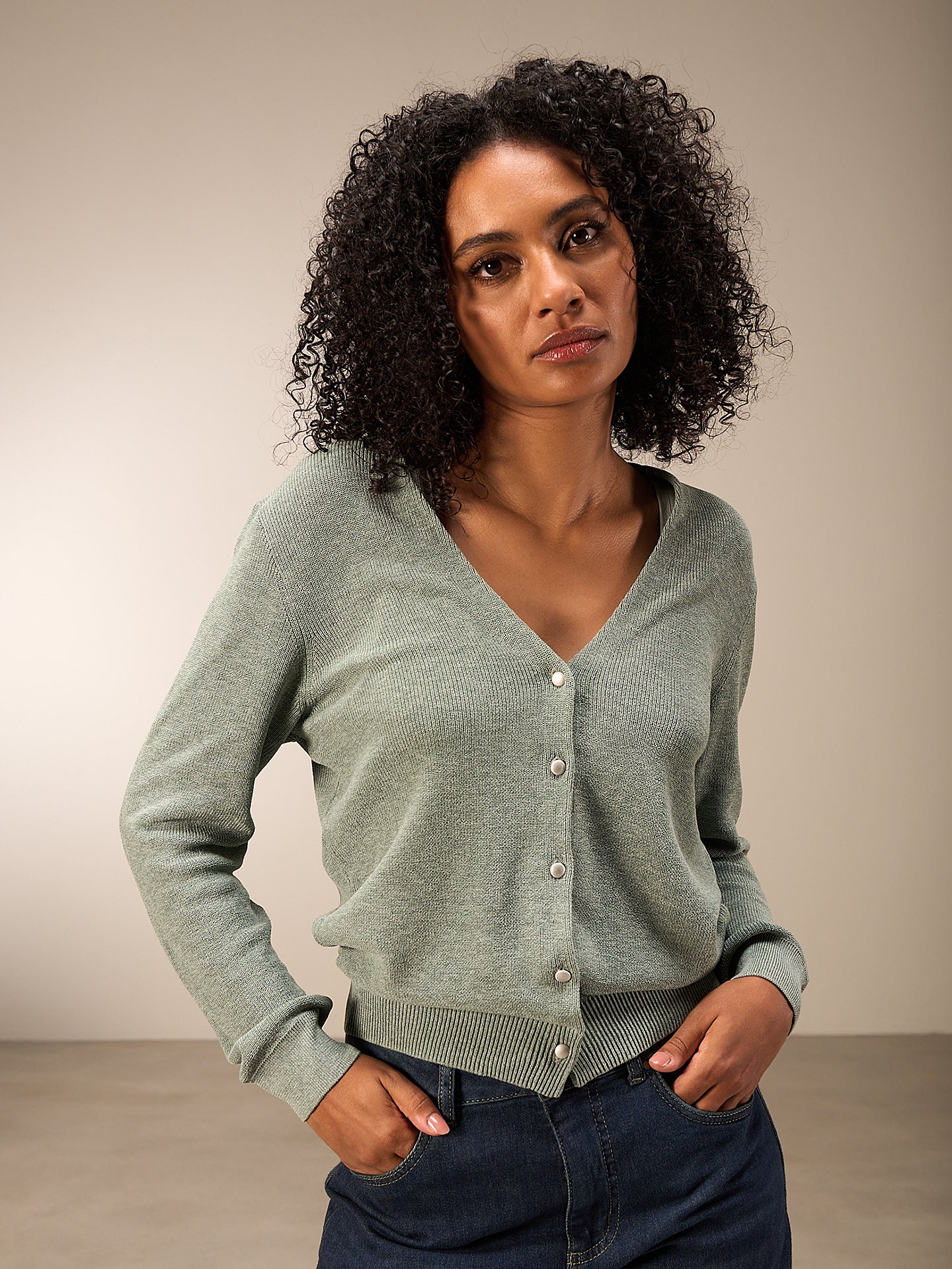 Strickjacke mit V-Ausschnitt - Image 17