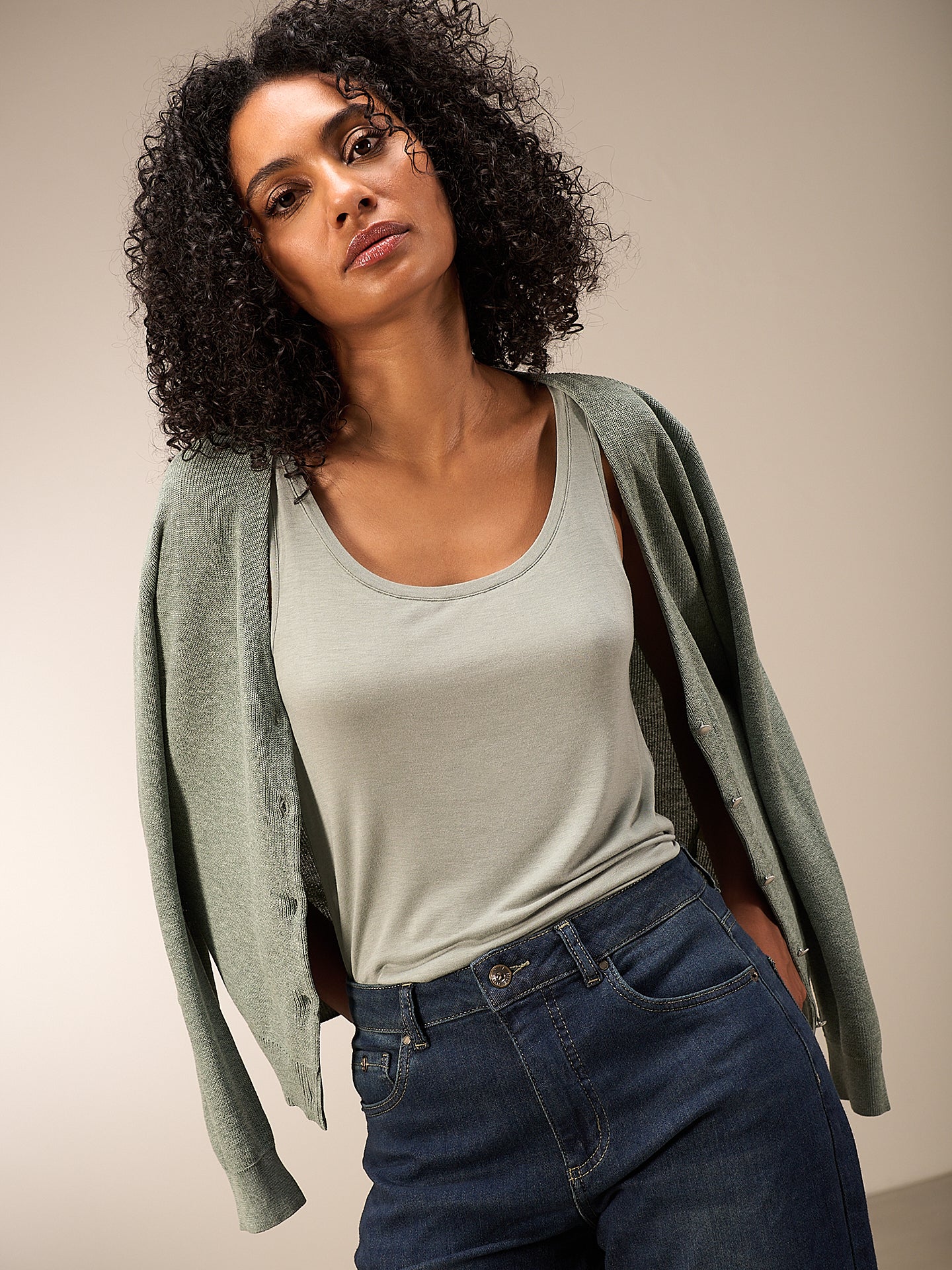 Strickjacke mit V-Ausschnitt - Image 21