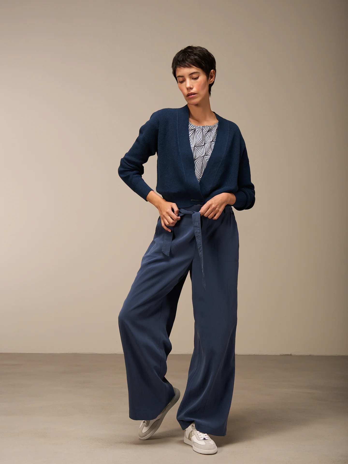 Strickjacke mit V-Ausschnitt - Image 10