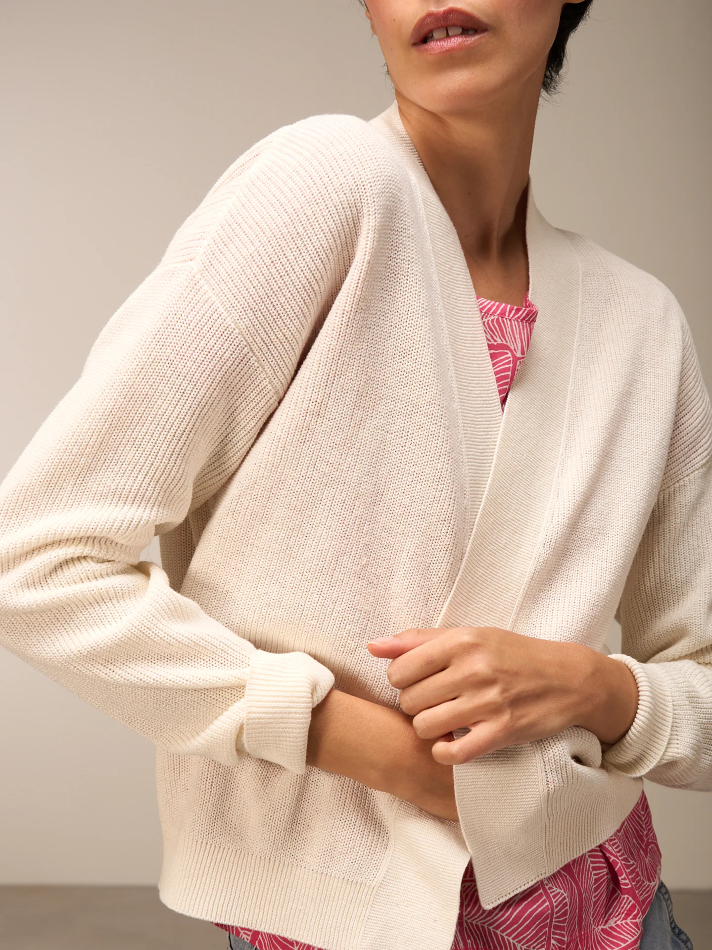 Strickjacke mit V-Ausschnitt - Image 13