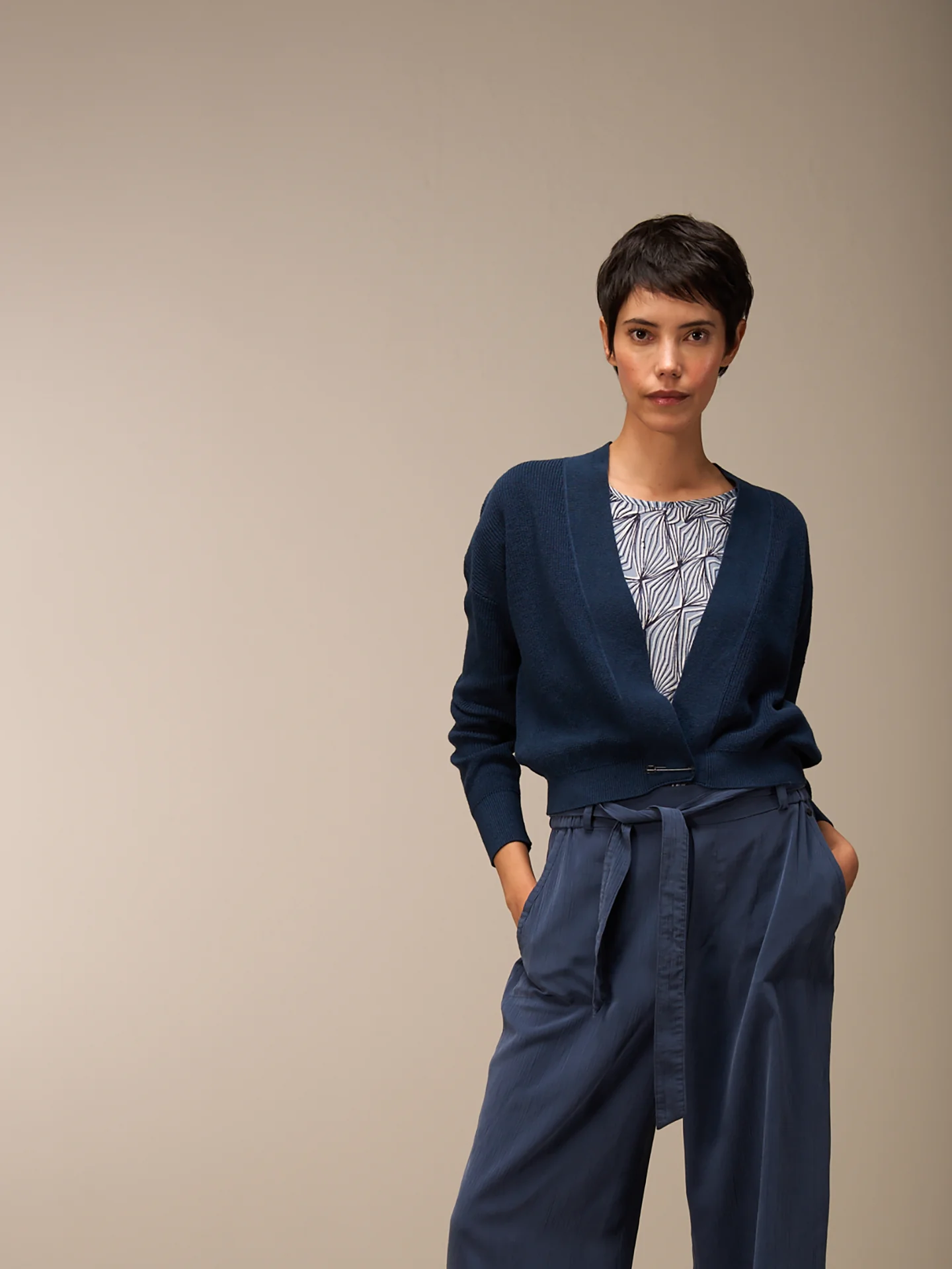 Strickjacke mit V-Ausschnitt - Image 6