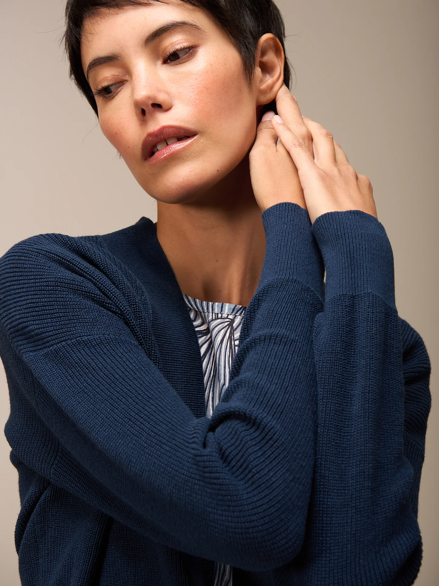 Strickjacke mit V-Ausschnitt - Image 7