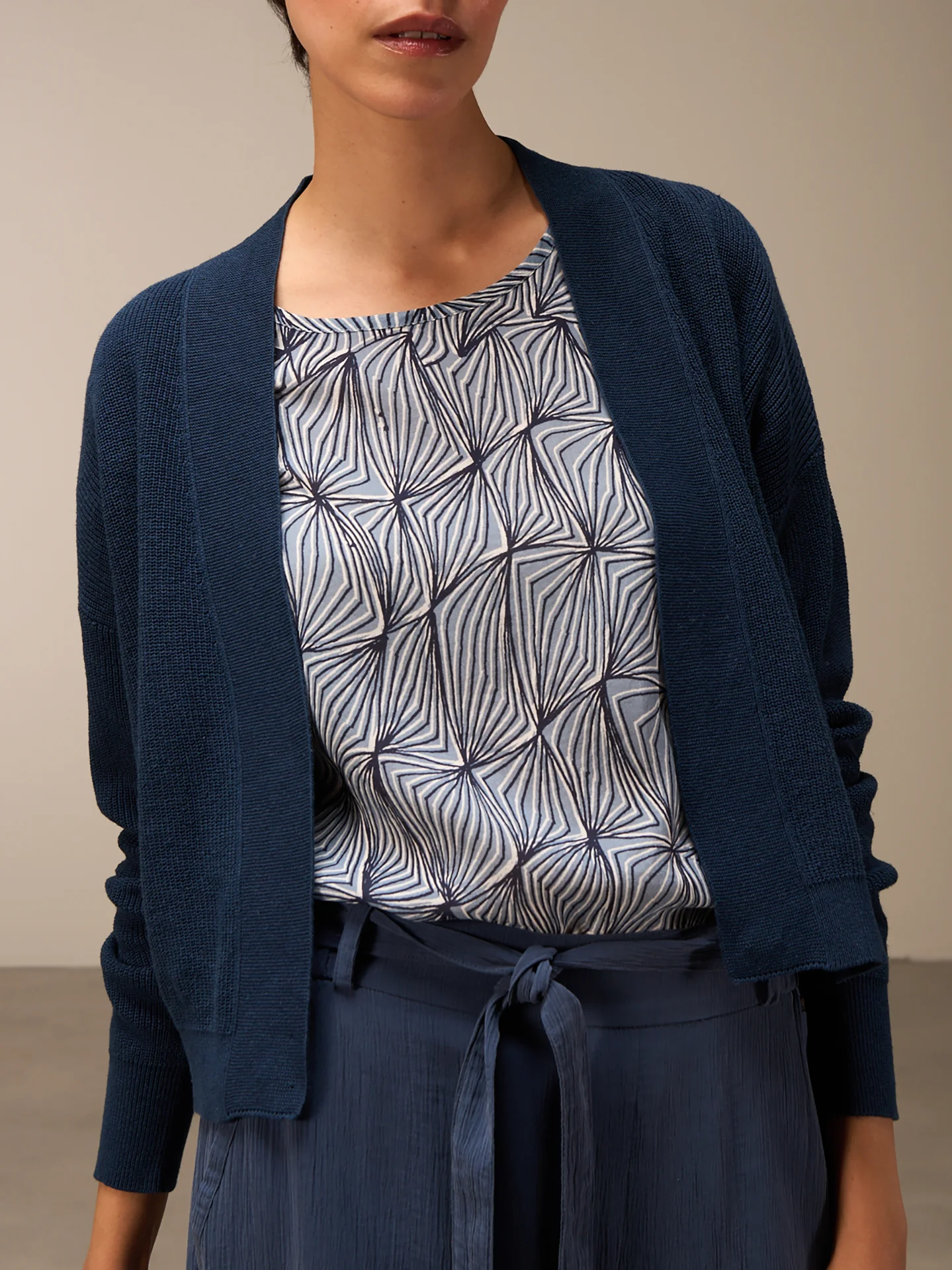 Strickjacke mit V-Ausschnitt - Image 8