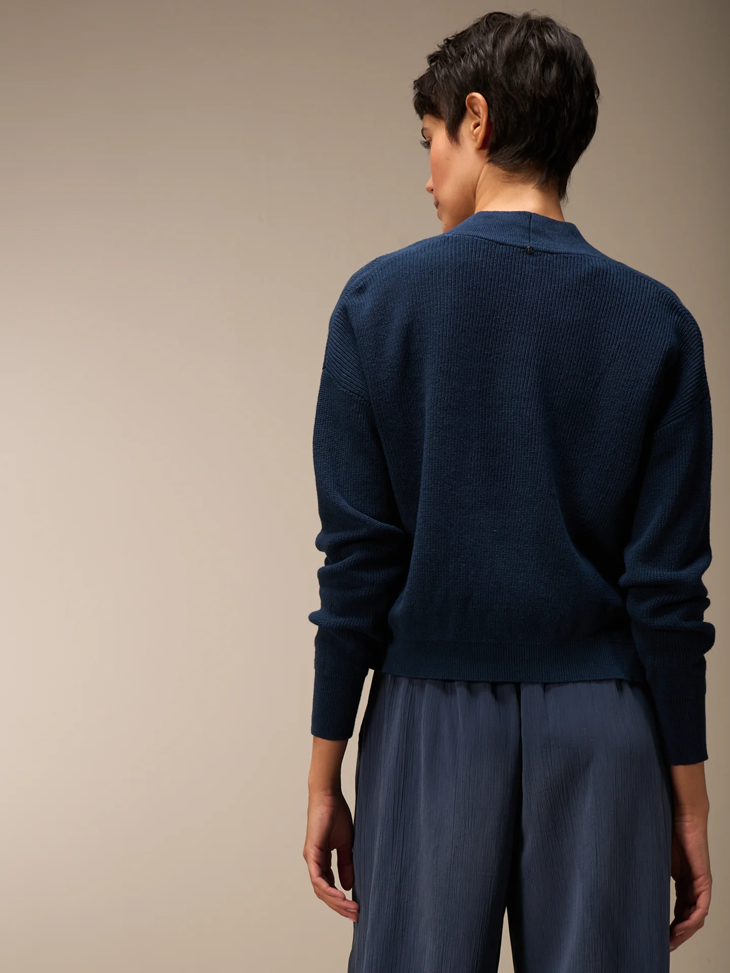 Strickjacke mit V-Ausschnitt - Image 9