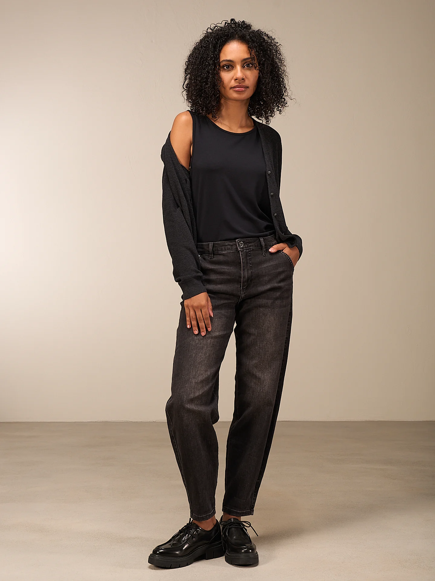 Strickjacke mit V-Ausschnitt - Image 4