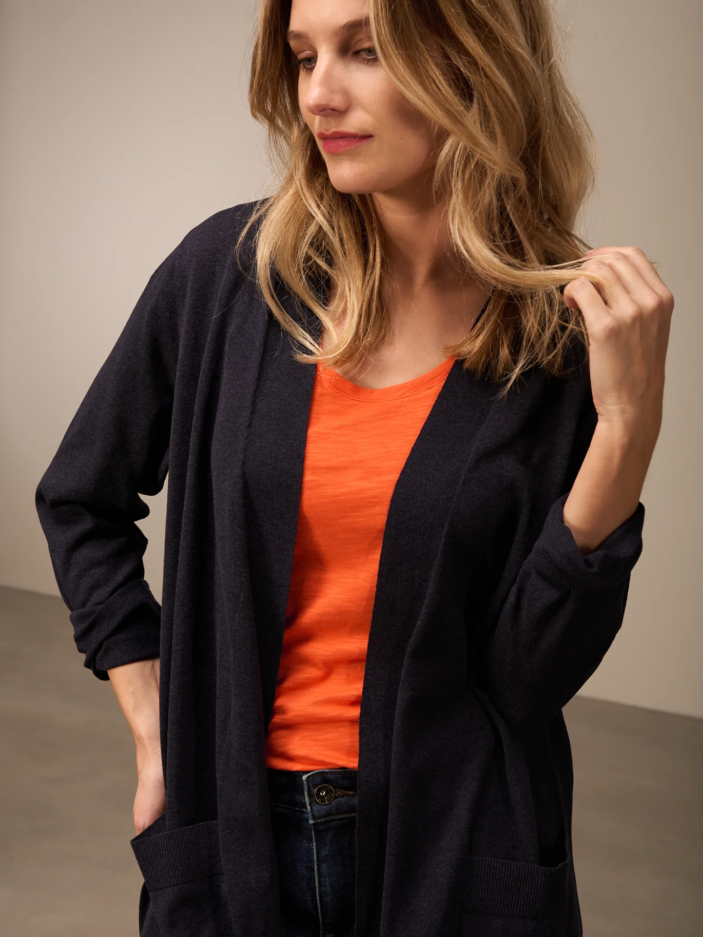 Strickjacke mit V-Ausschnitt - Image 11