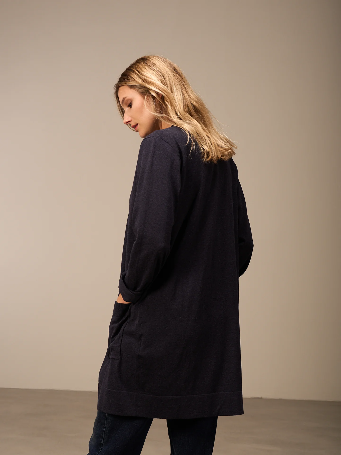 Strickjacke mit V-Ausschnitt - Image 12