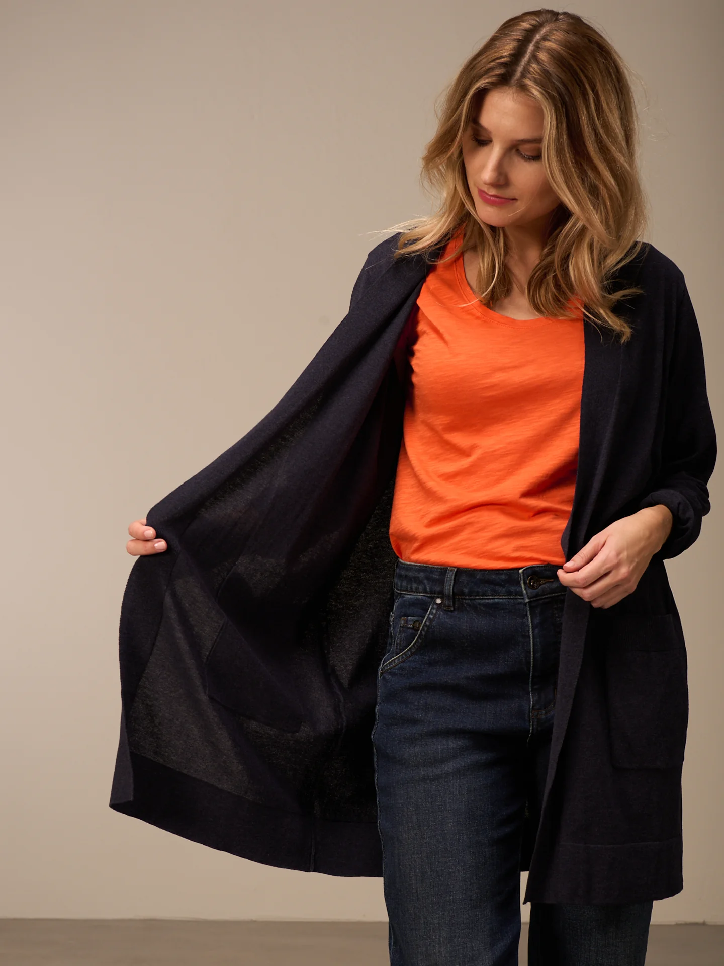 Strickjacke mit V-Ausschnitt - Image 14