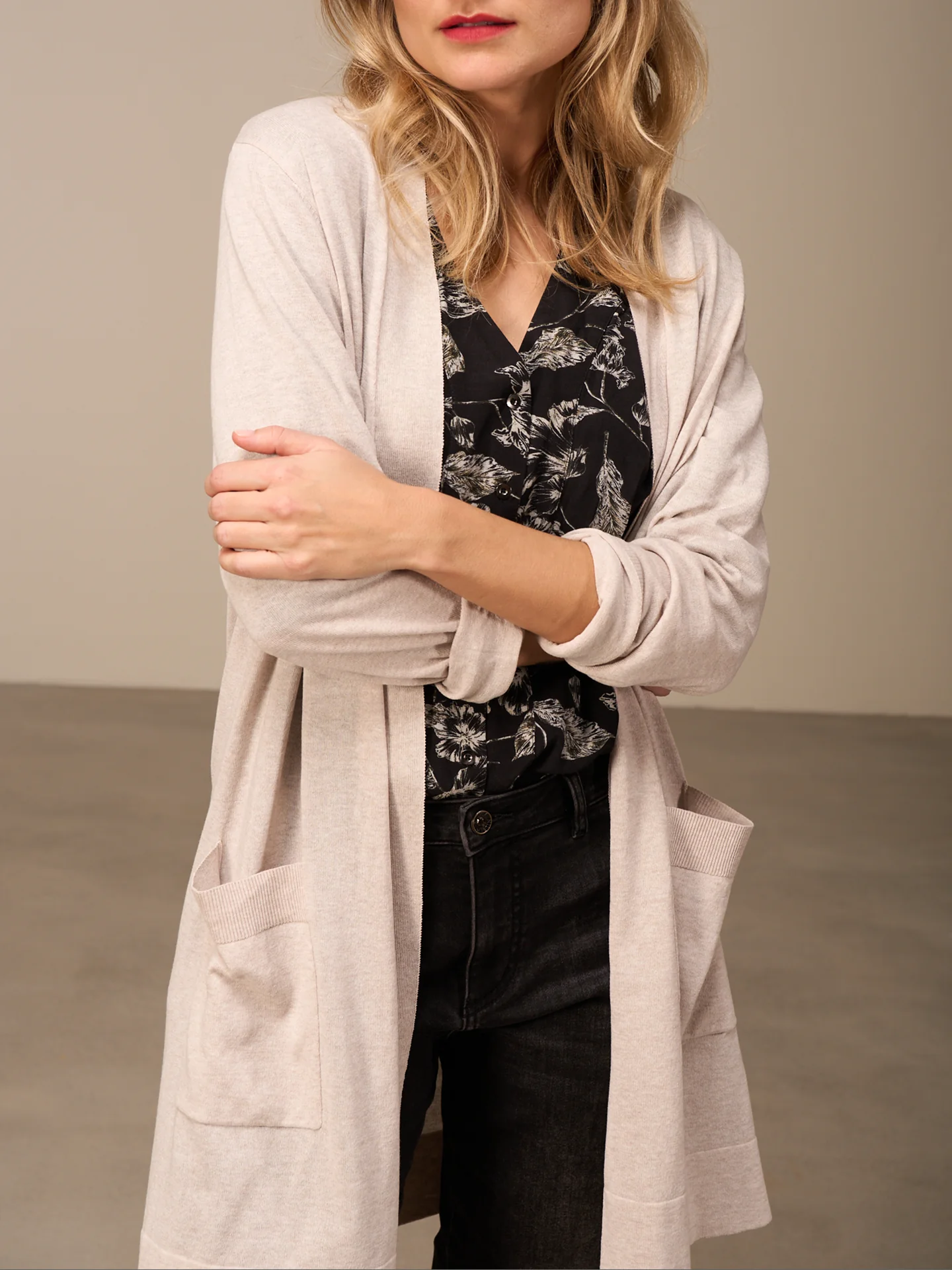 Strickjacke mit V-Ausschnitt - Image 6