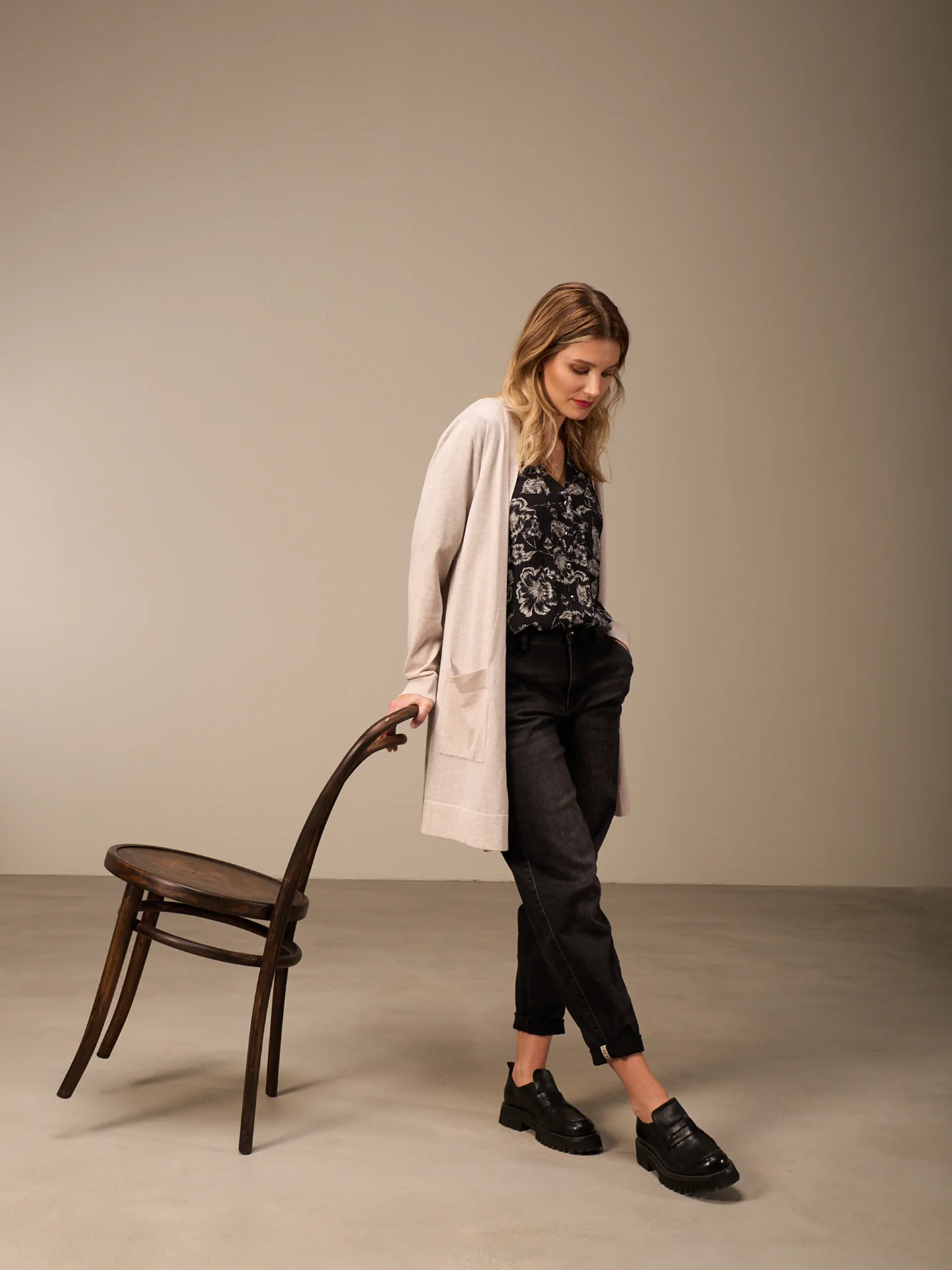 Strickjacke mit V-Ausschnitt - Image 9