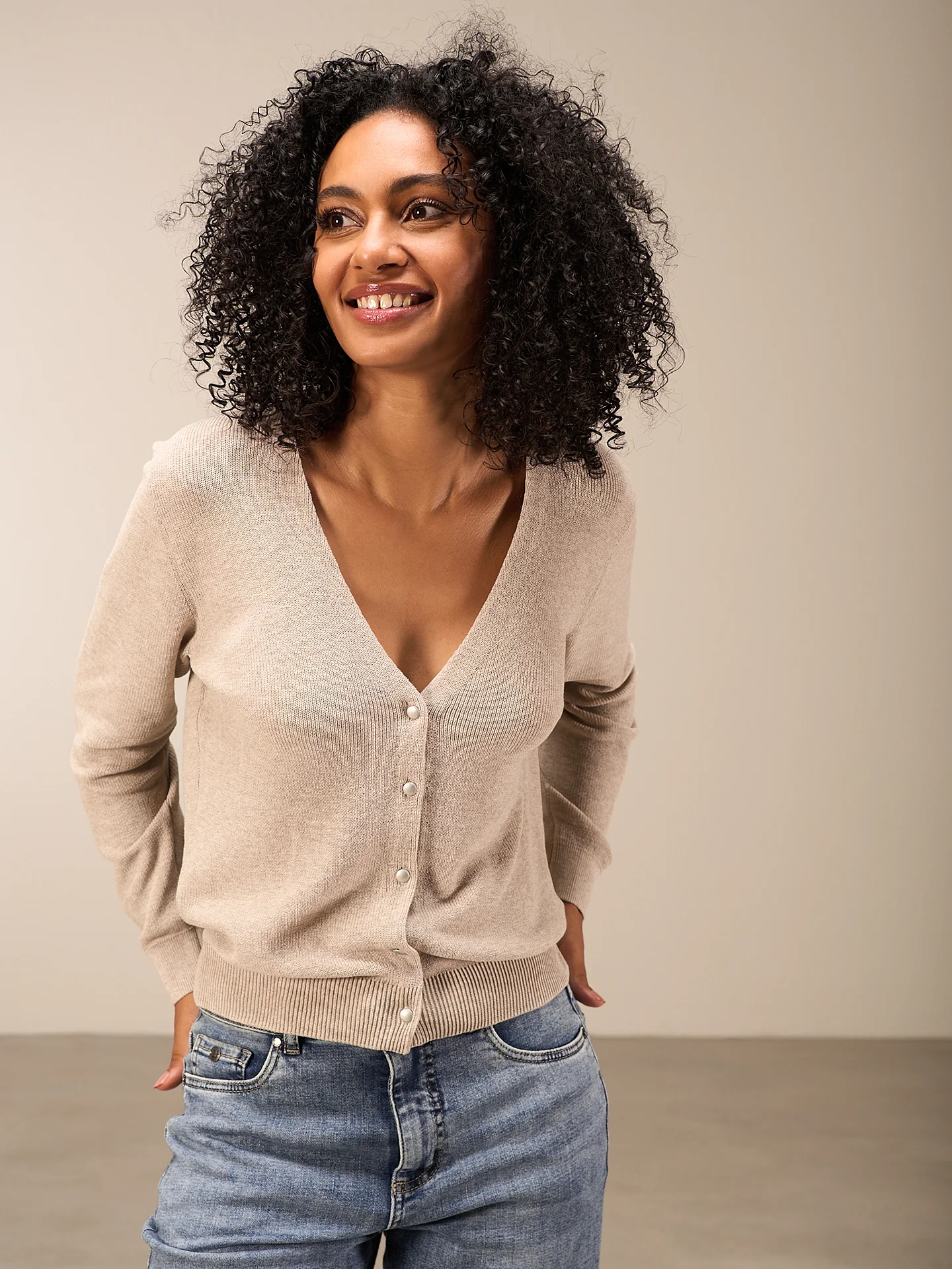 Strickjacke mit V-Ausschnitt - Image 7