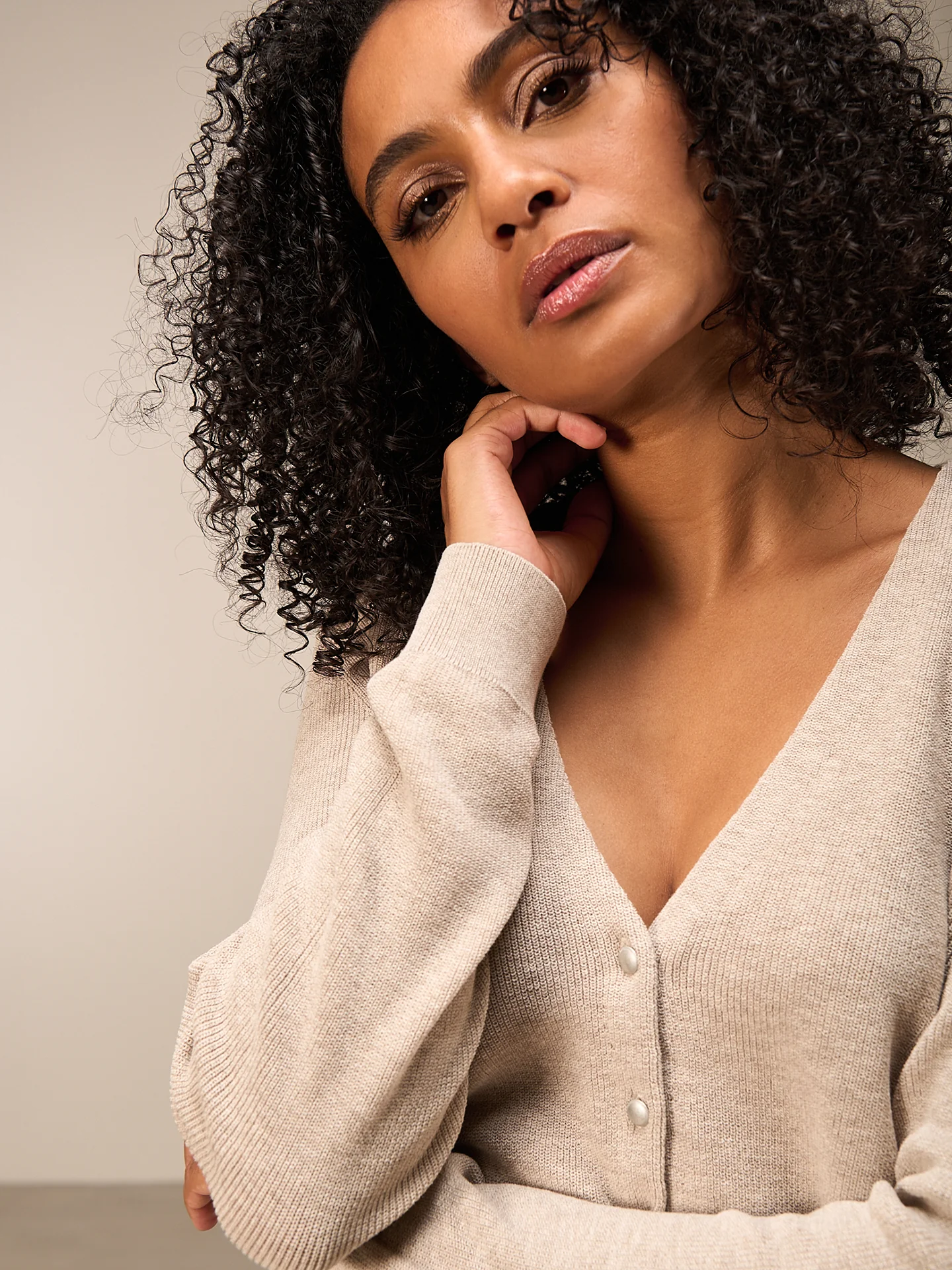 Strickjacke mit V-Ausschnitt - Image 8